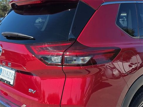 Used 2021 Nissan Rogue SV w/ Premium Package image 7