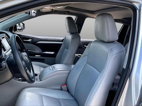 Used 2018 Toyota Highlander XLE FWD image 8