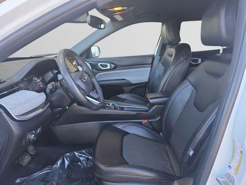 Used 2024 Jeep Compass Latitude image 10