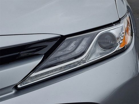 Used 2020 Toyota Camry XLE w/ Sunroof Package image 31