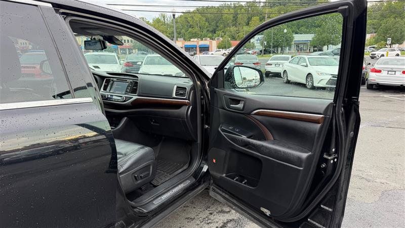 Used 2015 Toyota Highlander Limited Platinum AWD/4WD image 30