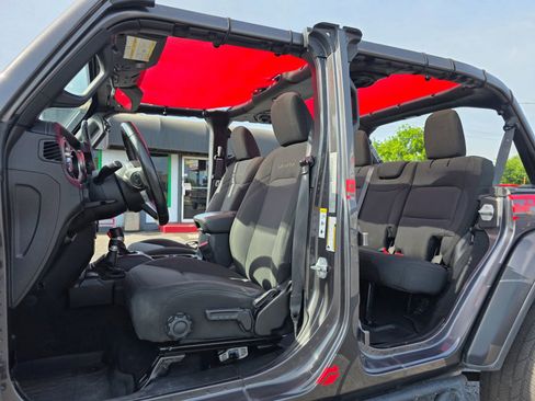 Used 2019 Jeep Wrangler Unlimited Sahara w/ Safety Group AWD/4WD image 3