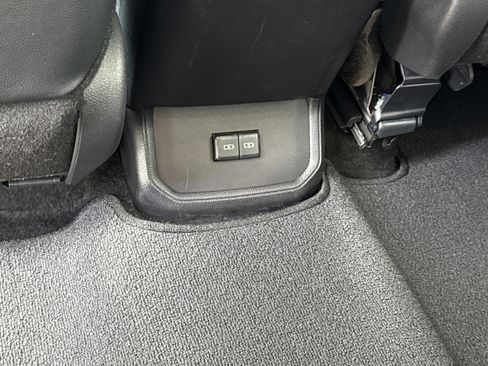 Used 2025 Toyota Highlander XLE image 16