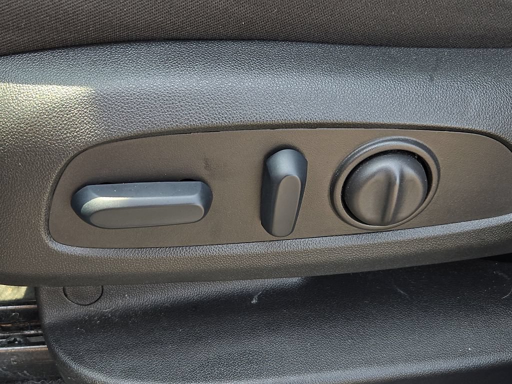 Used 2024 GMC Terrain SLE w/ Driver Convenience Package FWD image 27