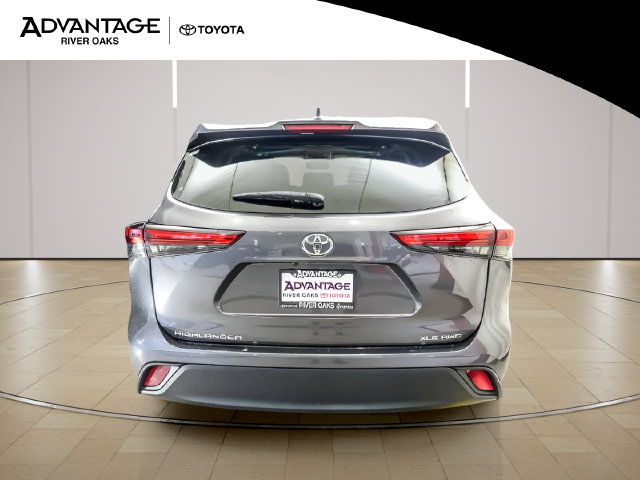 Used 2021 Toyota Highlander XLE AWD/4WD image 6