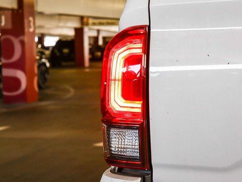 Used 2018 Toyota Tacoma SR5 RWD image 11