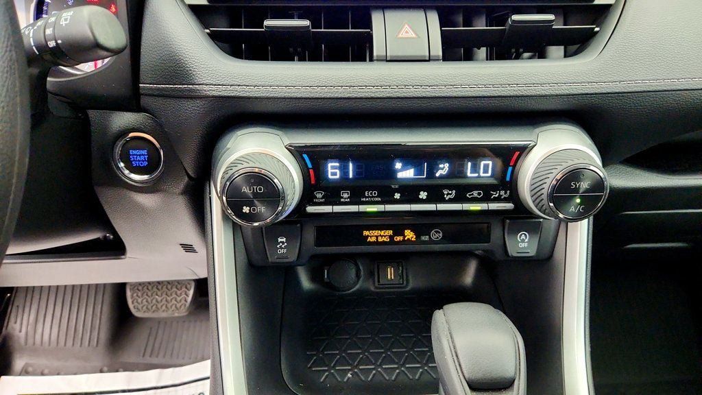 Used 2021 Toyota RAV4 XLE AWD/4WD image 16