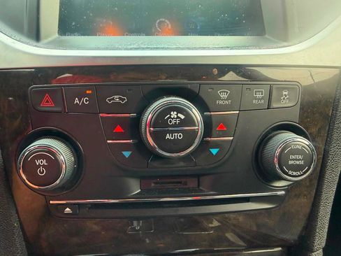 Used 2014 Chrysler 300 C RWD image 33