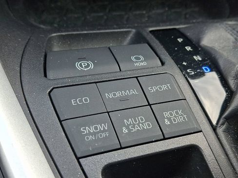 Used 2021 Toyota RAV4 XLE AWD/4WD image 24