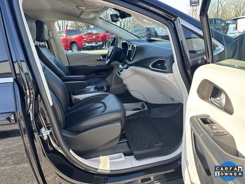 Used 2024 Chrysler Pacifica Touring-L image 27