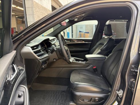Used 2023 Jeep Grand Cherokee Trailhawk w/ Luxury Tech Group III AWD/4WD image 11