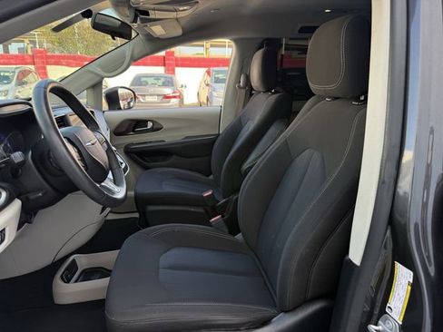 Used 2022 Chrysler Voyager LX image 23
