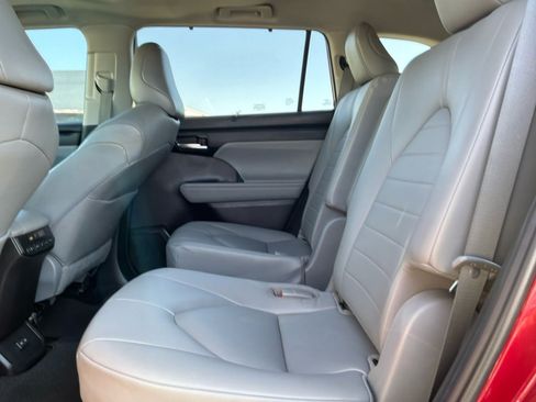 Used 2023 Toyota Highlander XLE FWD image 18