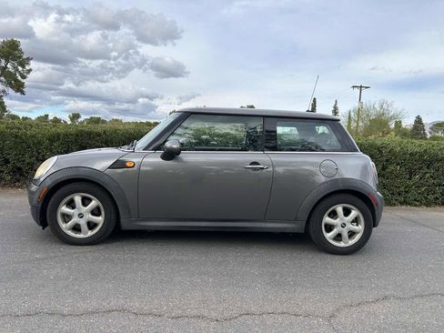 Used 2010 MINI Cooper Hardtop image 2