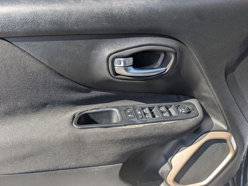 Used 2016 Jeep Renegade Latitude image 9