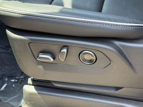 Used 2026 Cadillac Escalade ESV Luxury RWD image 34