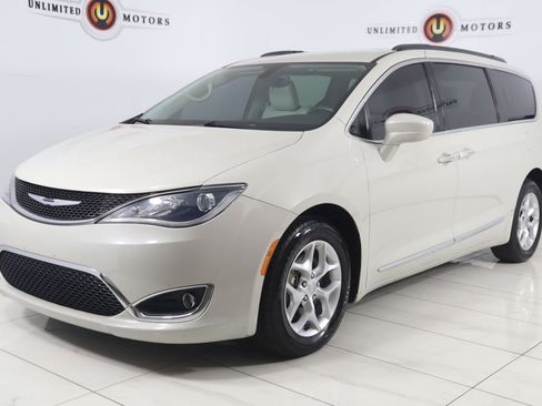 Used 2017 Chrysler Pacifica Touring-L w/ Tire & Wheel Group FWD image 5