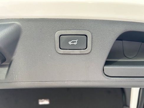 Certified 2022 Jaguar E-PACE SE image 12