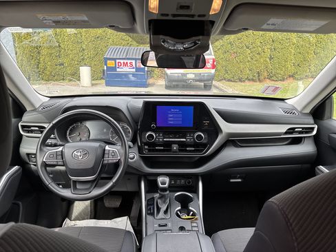 Used 2024 Toyota Highlander LE AWD/4WD image 10