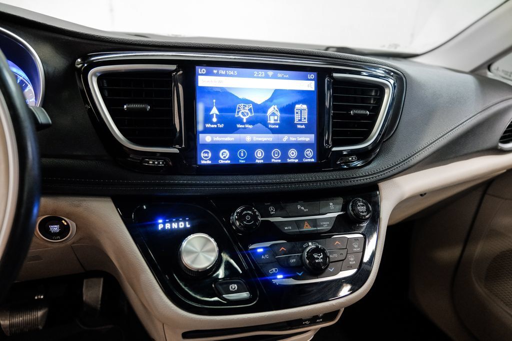 Used 2020 Chrysler Pacifica Limited FWD image 35