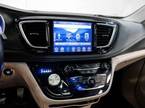 Used 2020 Chrysler Pacifica Limited FWD image 35