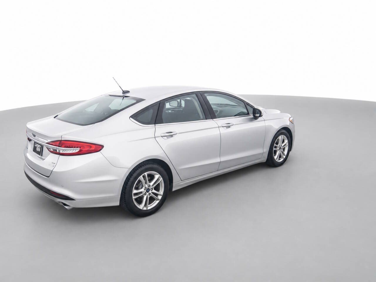 Used 2018 Ford Fusion SE w/ Fusion SE Technology Package FWD image 5