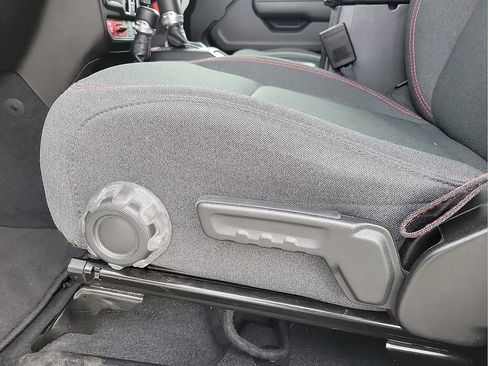 Used 2025 Jeep Wrangler Unlimited Rubicon image 12