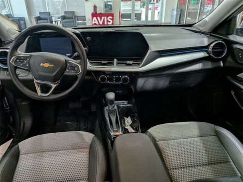 Used 2025 Chevrolet Trax LT w/ LT Convenience Package image 18