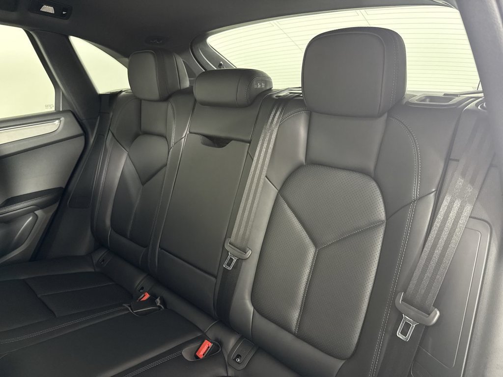 Certified 2025 Porsche Macan AWD/4WD image 21