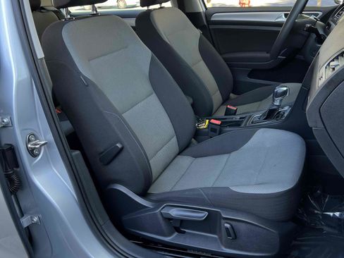 Used 2016 Volkswagen e-Golf SE w/ DC Fast Charging Package image 40