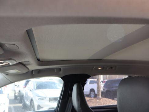 Used 2025 Volvo XC40 B5 Core image 18