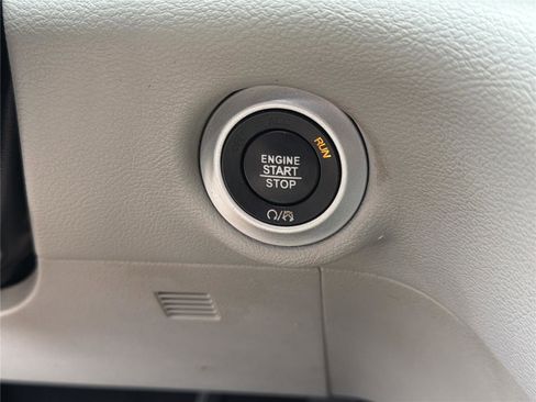Used 2018 Chrysler Pacifica Touring-L Plus FWD image 11
