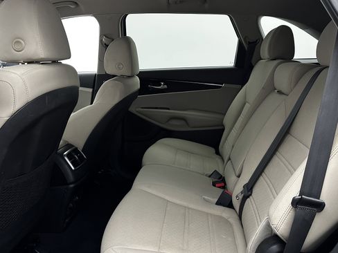 Used 2019 Kia Sorento LX image 28