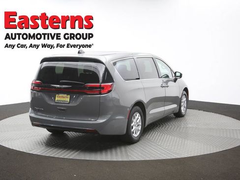 Used 2023 Chrysler Pacifica Touring-L FWD image 42