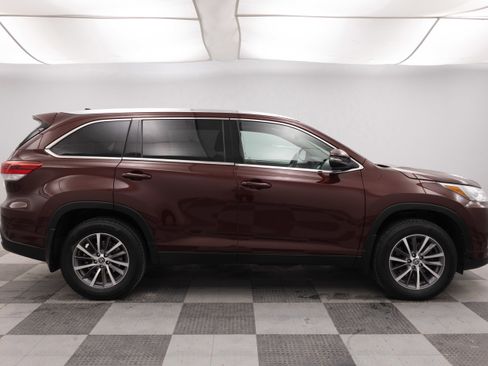 Used 2019 Toyota Highlander XLE AWD/4WD image 14