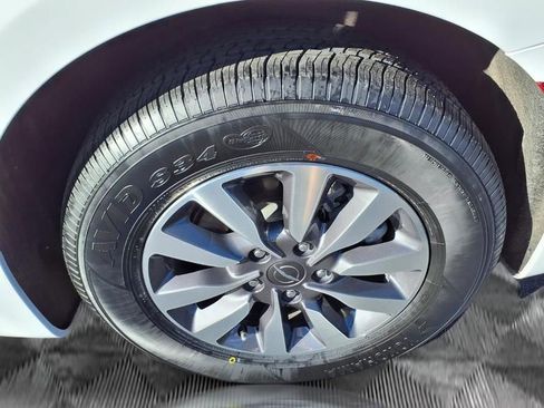 Used 2024 Chrysler Pacifica Select image 20