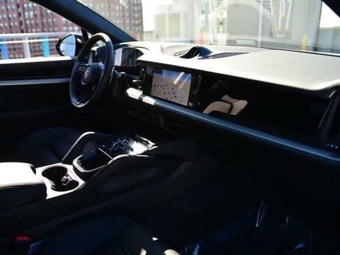 Certified 2026 Porsche Cayenne Coupe image 24