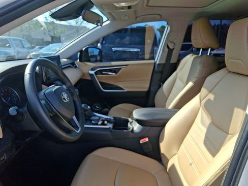 Used 2022 Toyota RAV4 XLE Premium image 11