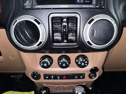 Used 2016 Jeep Wrangler Unlimited Rubicon w/ Connectivity Group image 23