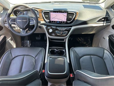 Used 2022 Chrysler Pacifica Limited image 4