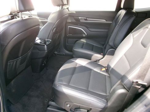 Used 2025 Kia Telluride S FWD image 9