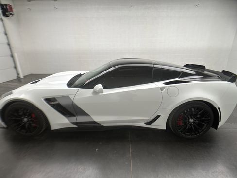 Used 2015 Chevrolet Corvette Z06 w/ 2LZ Preferred Equipment Group image 4