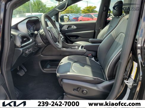 Used 2026 Chrysler Pacifica Limited FWD image 23