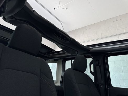 Used 2024 Jeep Wrangler Unlimited AWD/4WD image 16