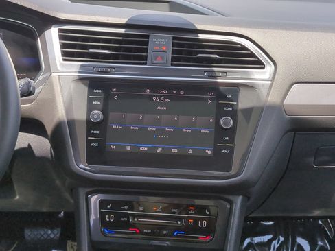 Used 2024 Volkswagen Tiguan SE FWD image 17