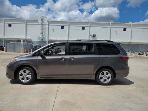 Used 2016 Toyota Sienna LE image 8