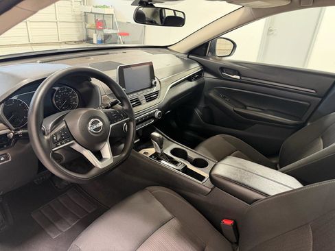 Used 2025 Nissan Altima 2.5 SV FWD image 14
