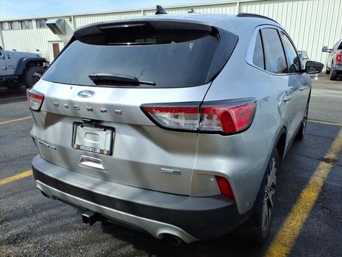 Used 2020 Ford Escape Titanium image 4
