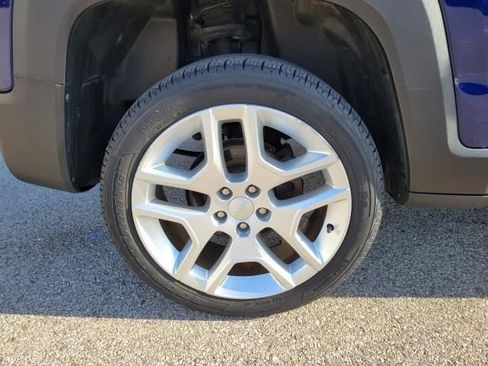 Used 2021 Jeep Renegade Latitude AWD/4WD image 5