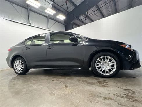 Used 2021 Toyota Corolla LE image 3